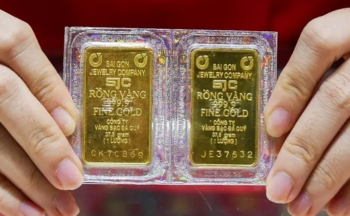Giá Vàng Miếng SJC Cần Thơ Hôm Nay: Dự Báo & Phân Tích 2026 Người dân xem bảng giá vàng tại tiệm vàng