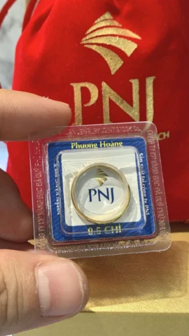 Giá Vàng Nhẫn PNJ 2026: Dự báo, Phân tích & Lời khuyên Đầu tư Người mua sắm tại cửa hàng PNJ