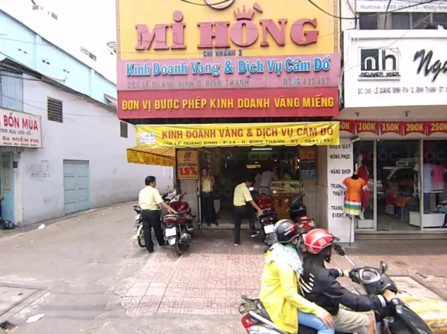 Mi Hồng Bình Thạnh 2026: Cập Nhật Giá Vàng, Trang Sức & Lời Khuyên Đầu Tư Người phụ nữ đeo trang sức vàng