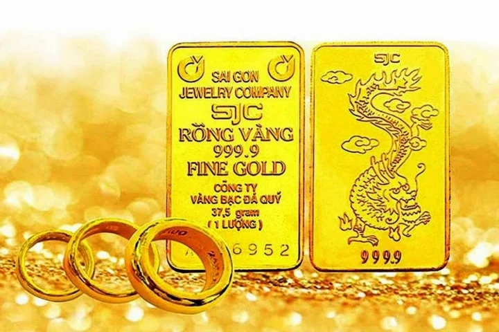Giá Vàng Ngọc Thẩm Mỹ Tho Hôm Nay 2026: Dự Báo & Phân Tích Người phụ nữ xem bảng giá vàng tại cửa hàng