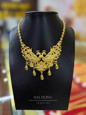 Nhân viên tư vấn khách hàng tại cửa hàng vàng